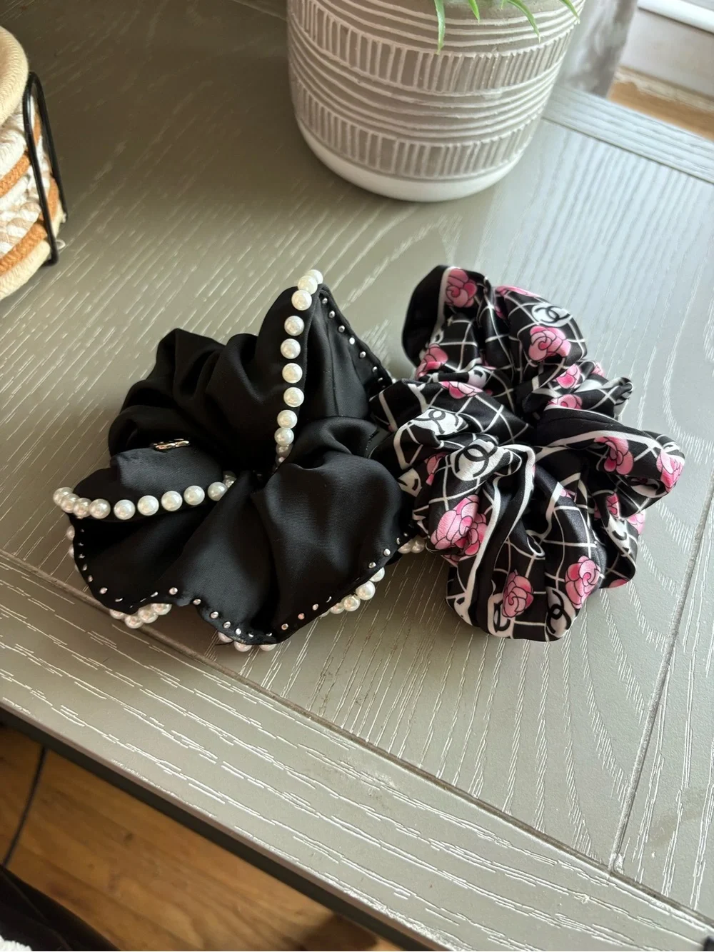 FASHION Set of 3 Black and Pink Floral Pearl-Embellished Scrunchie Set -